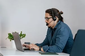What-is-the-best-way-to-monitor-customer-experiences